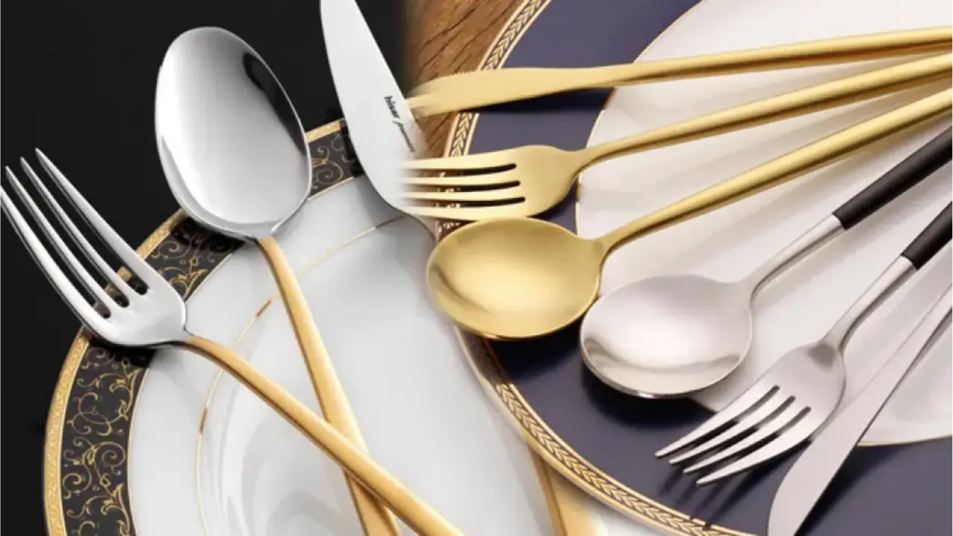 Елегантно подредена маса с прибори за хранене